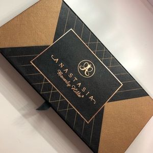 Anastasia Beverly Hills World Traveler Palette